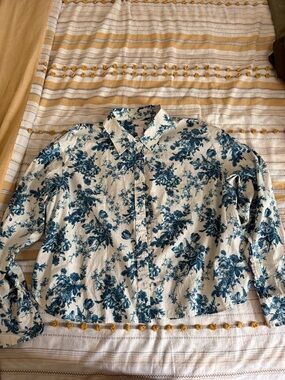 GAP Blue and White Floral Cropped Button-Up Shirt
